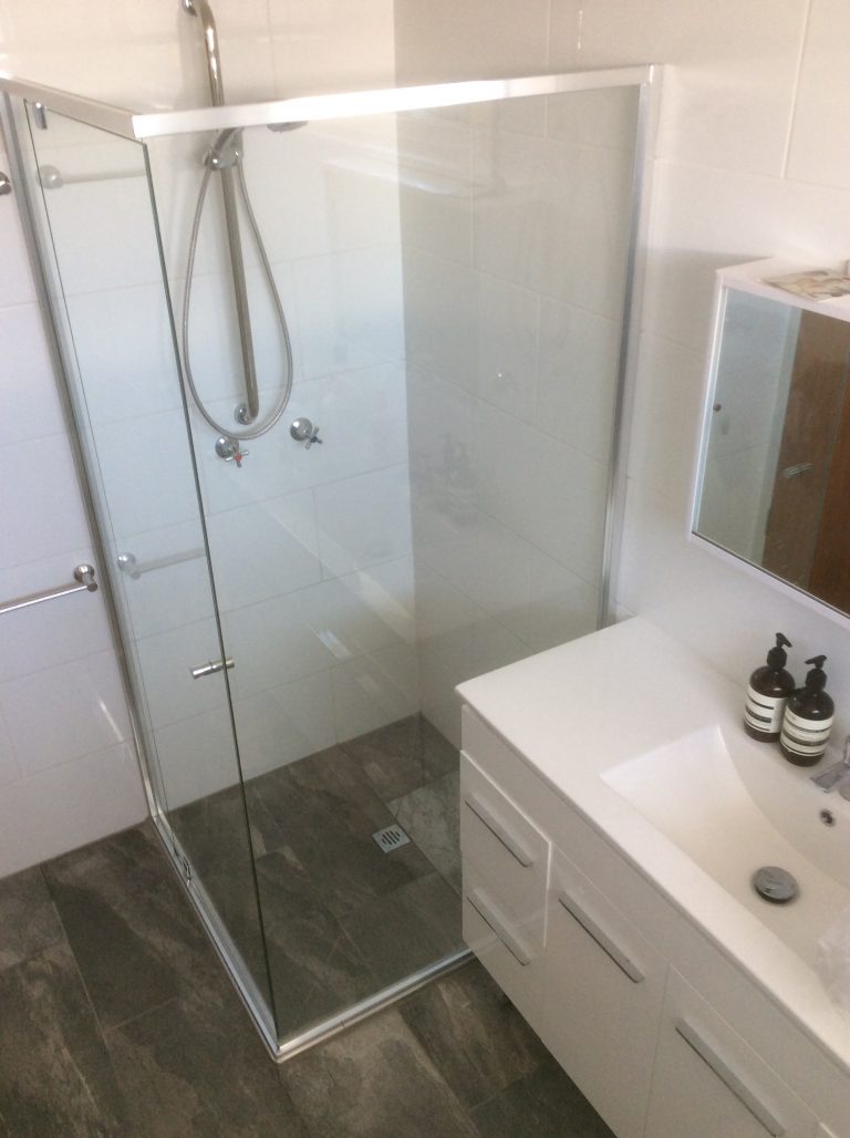 semi frameless shower screen with grab compliant shower rail